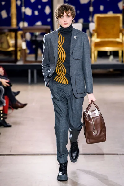 Look 32